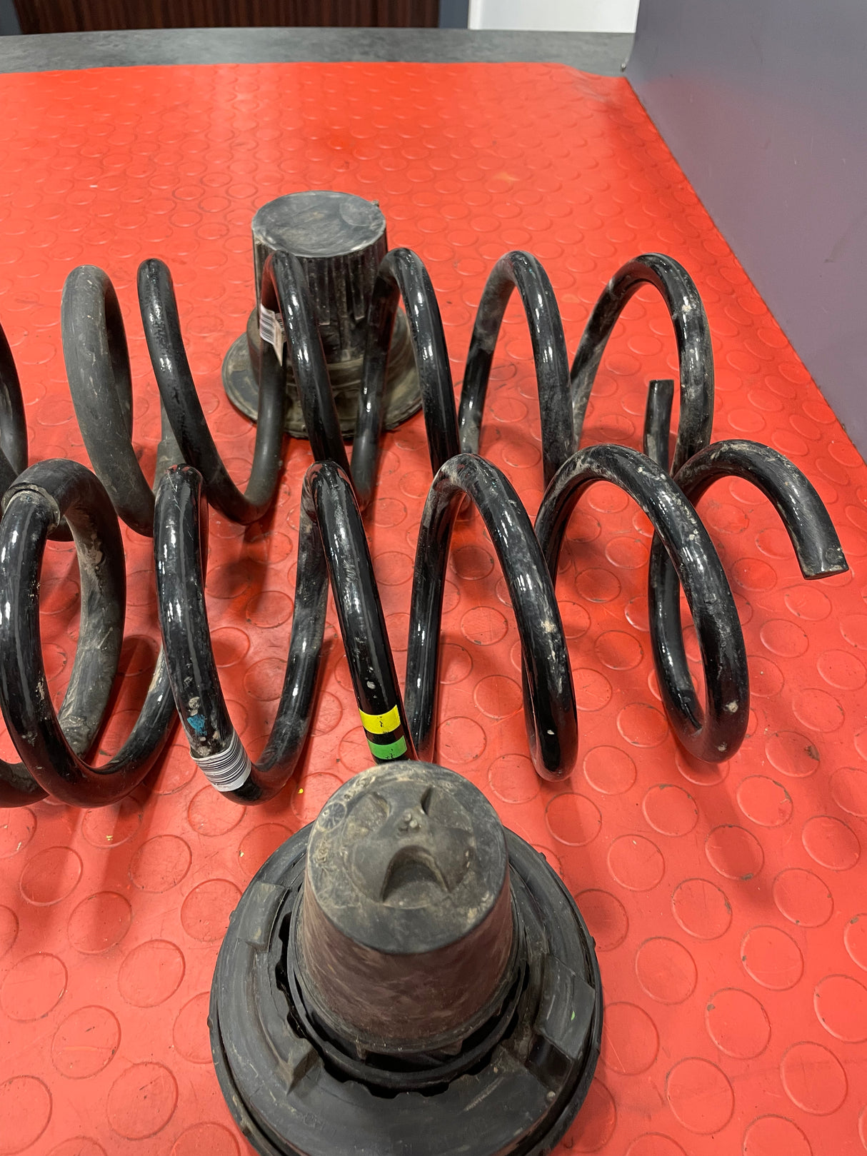 Citroen Berlingo/Peugeot Partner/vauxhall Combo/Toyota Proace City REAR COIL SPRING PAIR w/ RUBBER PLATE 2019-2024 P/N 9824534080