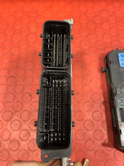 Citroen Berlingo ENGINE CONTROL MODULE (ECM/ECU) & BODY CONTROL MODULE (BSI w/ KEY) 1.6 2017 P/N 9825318180 / 981218858002