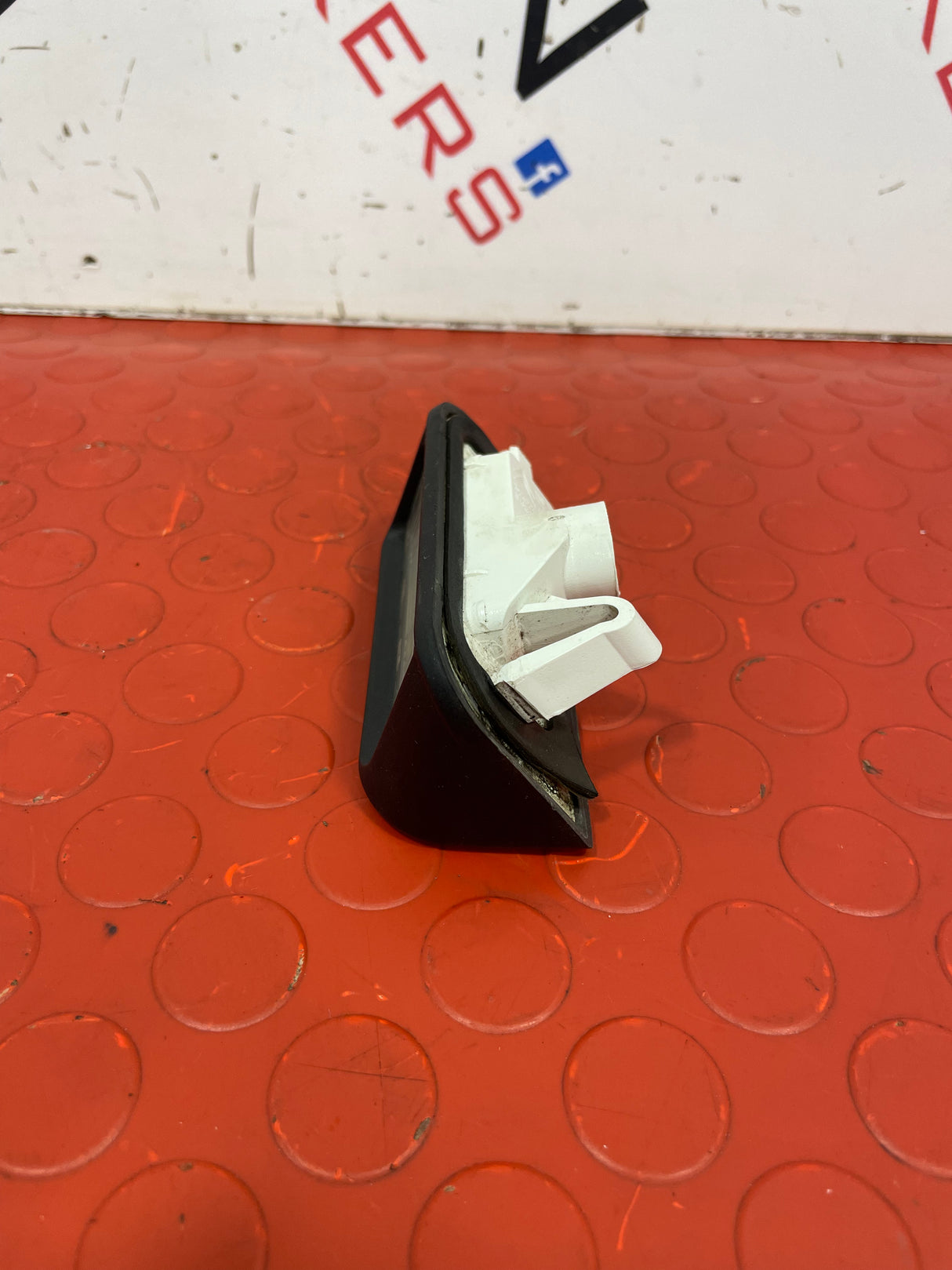 Citroen Berlingo/Peugeot Partner REAR NUMBER PLATE LIGHT HOUSING ONLY 2008-2019 P/N 9683421680