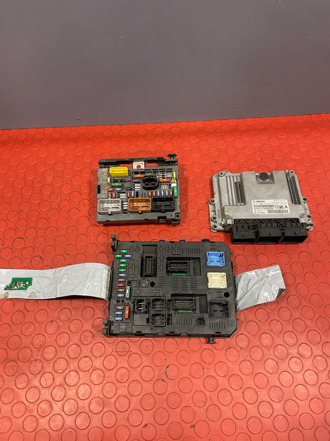 Citroen Berlingo ENGINE CONTROL MODULE (ECM/ECU) & BODY CONTROL MODULE (BSI w/ KEY MICRO CHIP) 2013-2018 P/N: 9807885980 / 9807028880