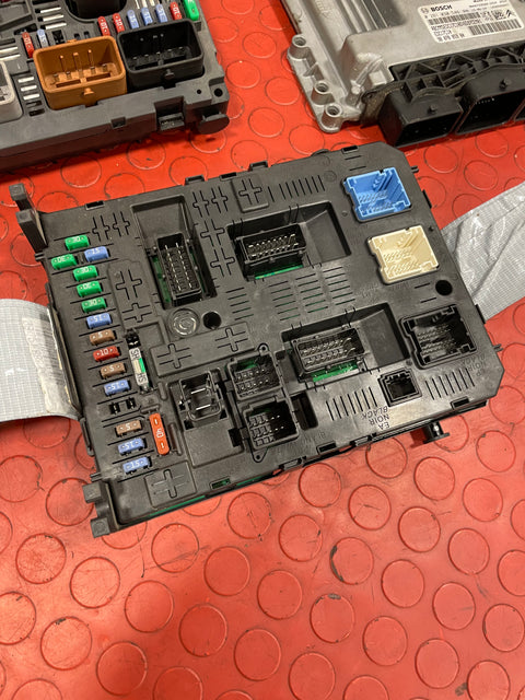 Citroen Berlingo ENGINE CONTROL MODULE (ECM/ECU) & BODY CONTROL MODULE (BSI w/ KEY MICRO CHIP) 2013-2018 P/N: 9807885980 / 9807028880
