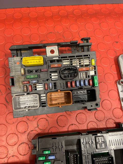 Citroen Berlingo ENGINE CONTROL MODULE (ECM/ECU) & BODY CONTROL MODULE (BSI w/ KEY MICRO CHIP) 2013-2018 P/N: 9807885980 / 9807028880
