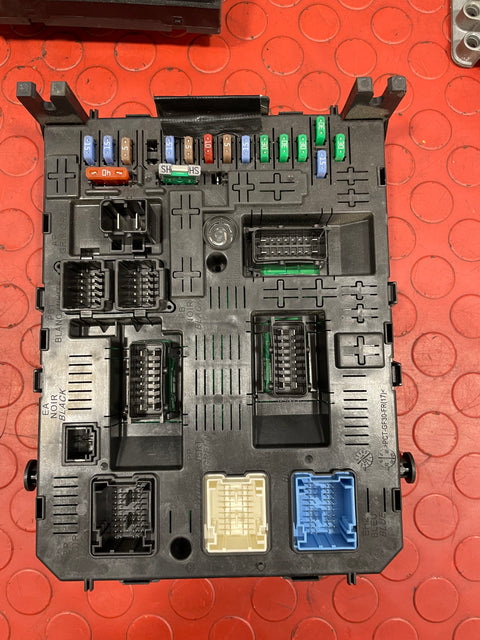 Citroen Berlingo ENGINE CONTROL MODULE (ECM/ECU) & BODY CONTROL MODULE (BSI w/ KEY MICRO CHIP) 2013-2018 P/N: 9807885980 / 9807028880