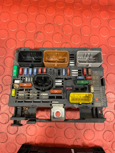 Citroen Berlingo ENGINE CONTROL MODULE (ECM/ECU) & BODY CONTROL MODULE (BSI w/ KEY MICRO CHIP) 2013-2018 P/N: 9807885980 / 9807028880