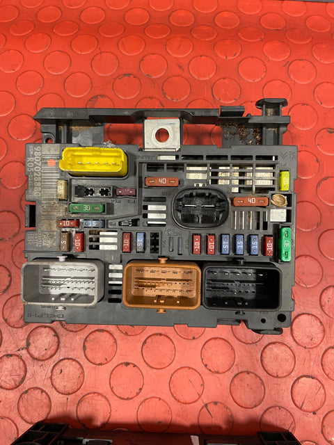 Citroen Berlingo ENGINE CONTROL MODULE (ECM/ECU) & BODY CONTROL MODULE (BSI w/ KEY MICRO CHIP) 2013-2018 P/N: 9807885980 / 9807028880