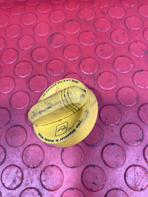Vauxhall Movano/ Vivaro Yellow Oil Filler Cap  Ref: 93194622 / TD202382