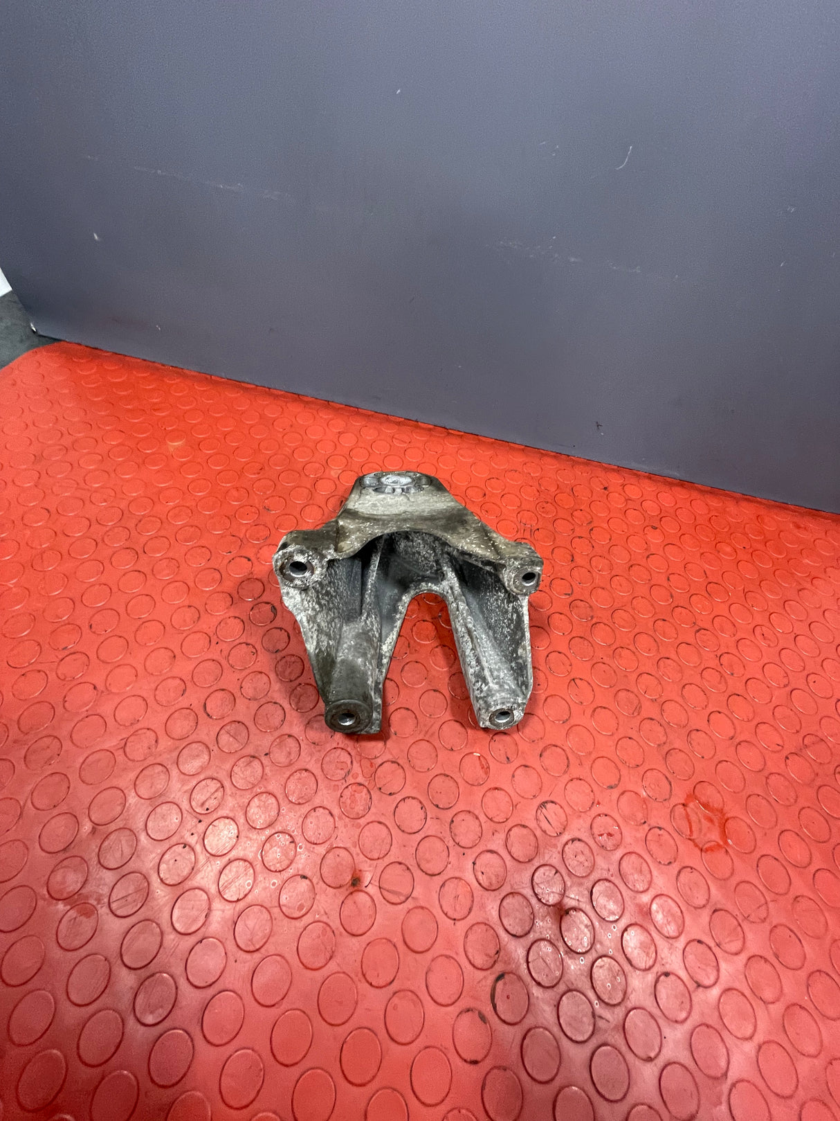 Ford Transit ENGINE MOUNT BRACKET MK7 2.4 RWD 2008 P/N 6C116037AA