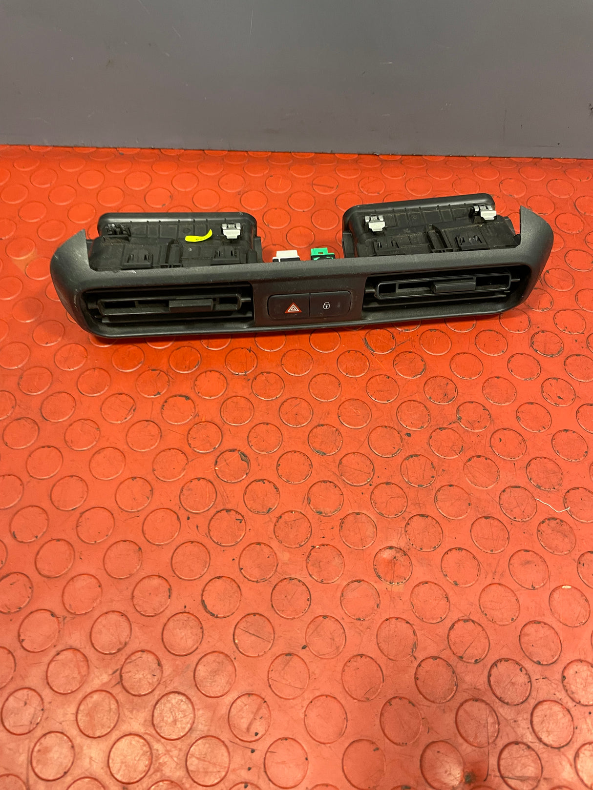 Peugeot Partner/Citroen Berlingo/Vauxhall Combo/Toyota Proace City HAZARD & DOOR LOCKING SWITCH w/ AIR VENTS 2019-2024 P/N 9817042977 / 9817043077