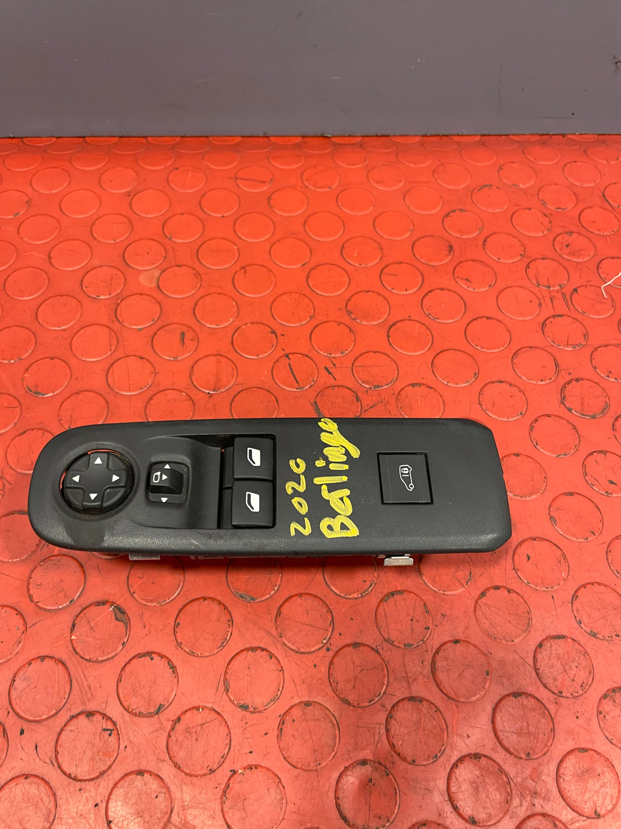 Citroen Berlingo/Peugeot Partner/Vauxhall Combo/Toyota Proace City WINDOW/MIRROR CONTROL SWITCH PANEL (1 Clip Damage) Driver's Side 2019-2024 P/N 98167922ZD