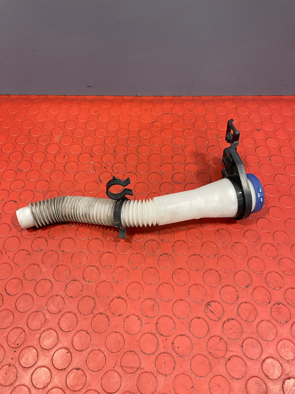 Citroen Dispatch/Peugeot Expert/Toyota Proace/Fiat Scudo MK2 WINDSCREEN WASHER FILLER NECK w/ CAP & MOUNTING TRIM  2008-2016 P/N 9656581880