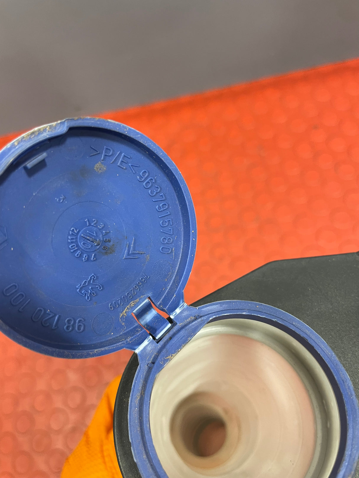 Citroen Dispatch/Peugeot Expert/Toyota Proace/Fiat Scudo MK2 WINDSCREEN WASHER FILLER NECK w/ CAP & MOUNTING TRIM  2008-2016 P/N 9656581880