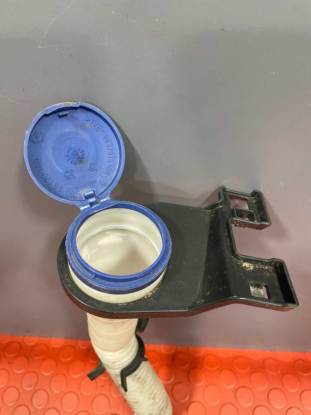 Citroen Dispatch/Peugeot Expert/Toyota Proace/Fiat Scudo MK2 WINDSCREEN WASHER FILLER NECK w/ CAP & MOUNTING TRIM  2008-2016 P/N 9656581880