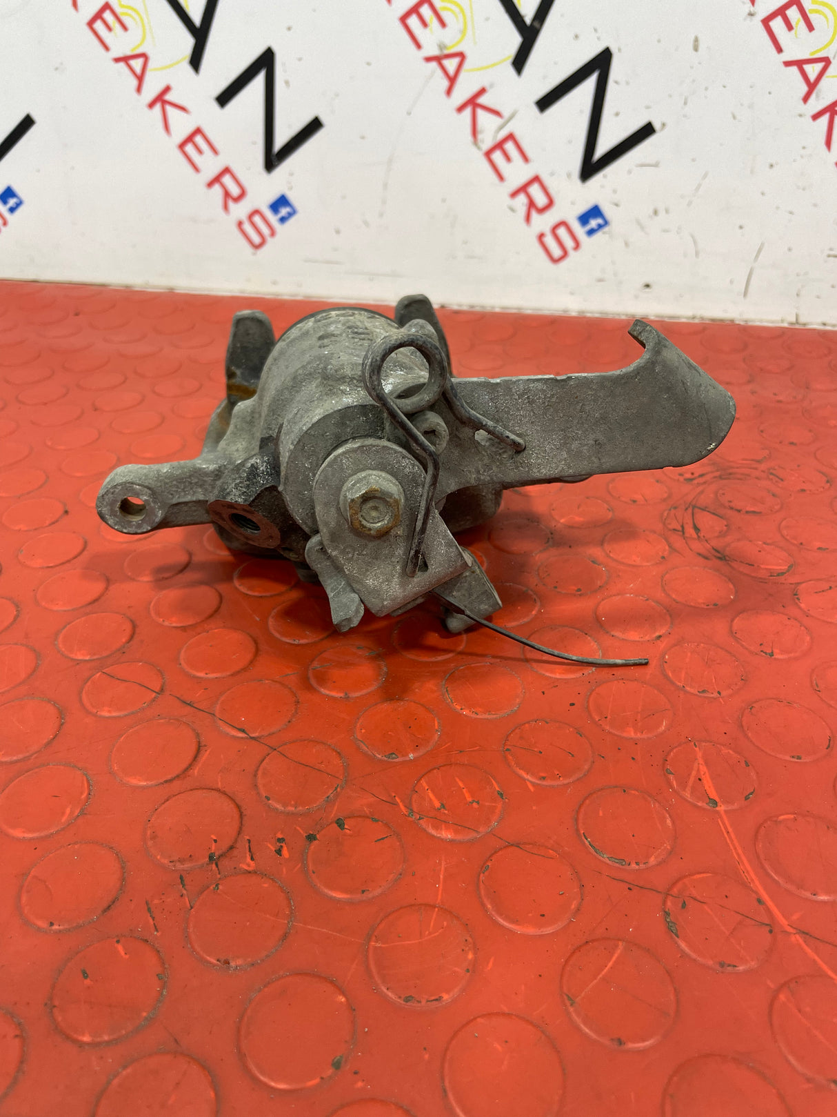 Citroen Dispatch/ Peugeot Expert/ Toyota Proace/ Vauxhall Vivaro(19) REAR LEFT BRAKE CALIPER P/N 9805341780