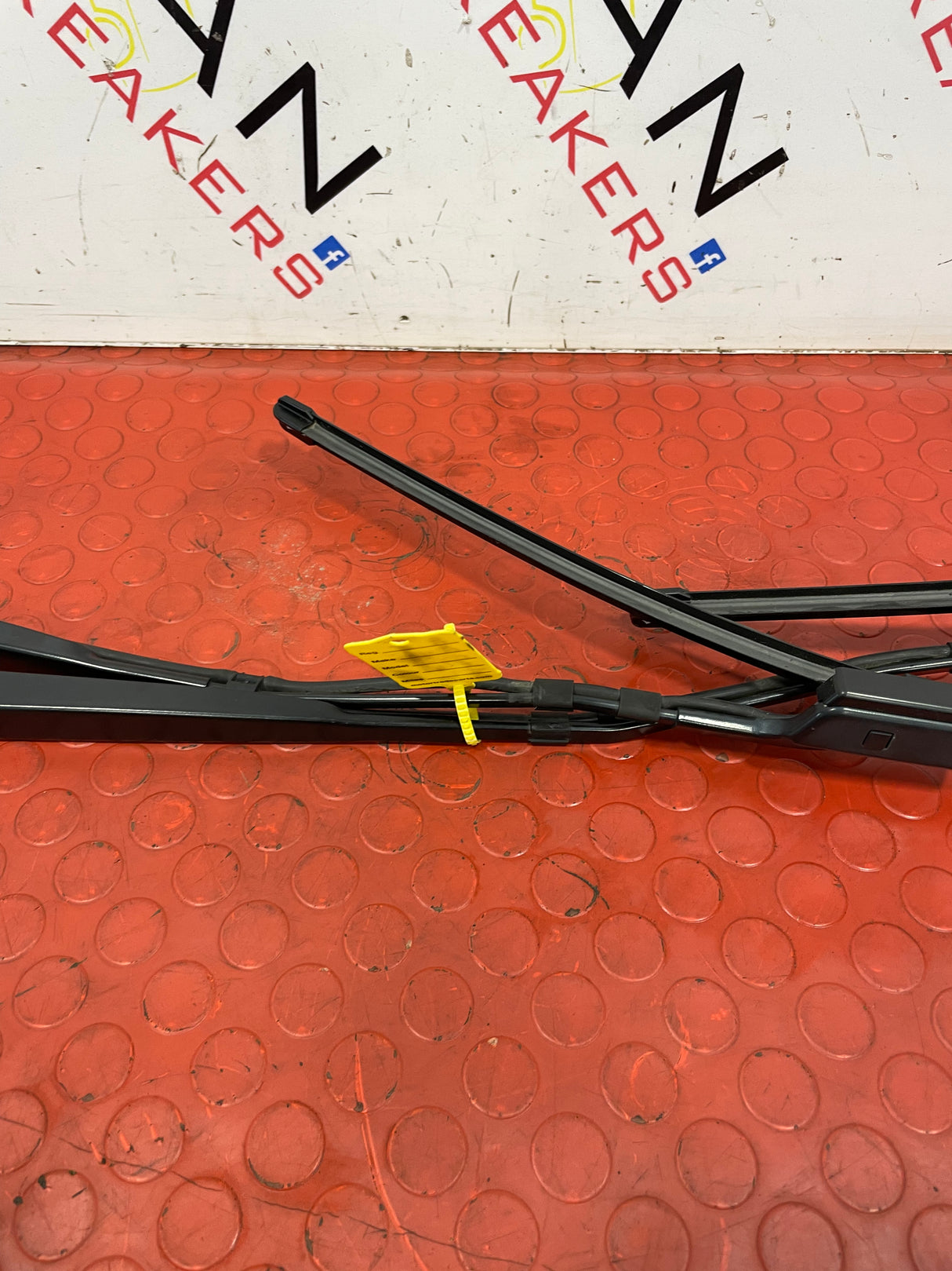 Citroen Berlingo/Peugeot Partner/Toyota Proace City/Vauxhall Combo WINDSCREEN WIPERS WITH BLADE (PAIR) 2020 P/N 9839408680 P/N 9839409180