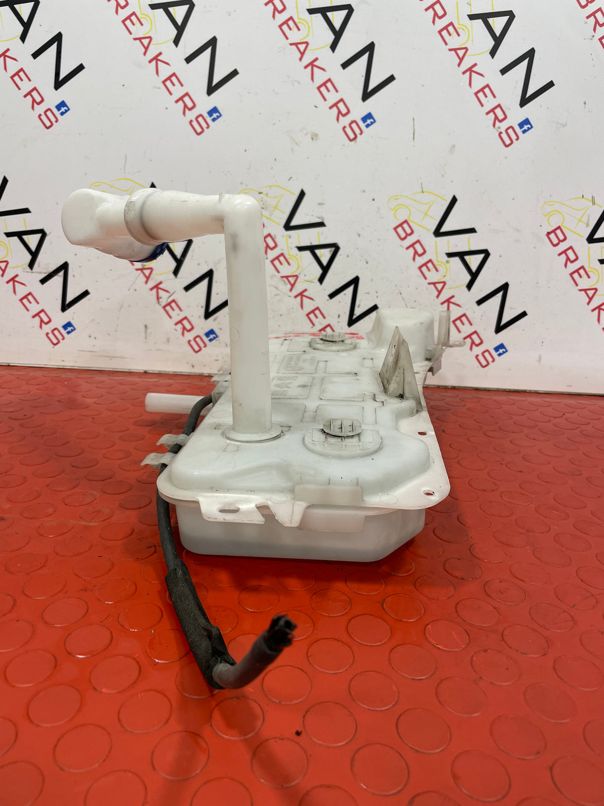 Citroen Berlingo/Peugeot Partner Vauxhall Combo WINDSCREEN WASHER BOTTLE WITH PUMP AND FILLER NECK 2019-2023 P/N 9817300980