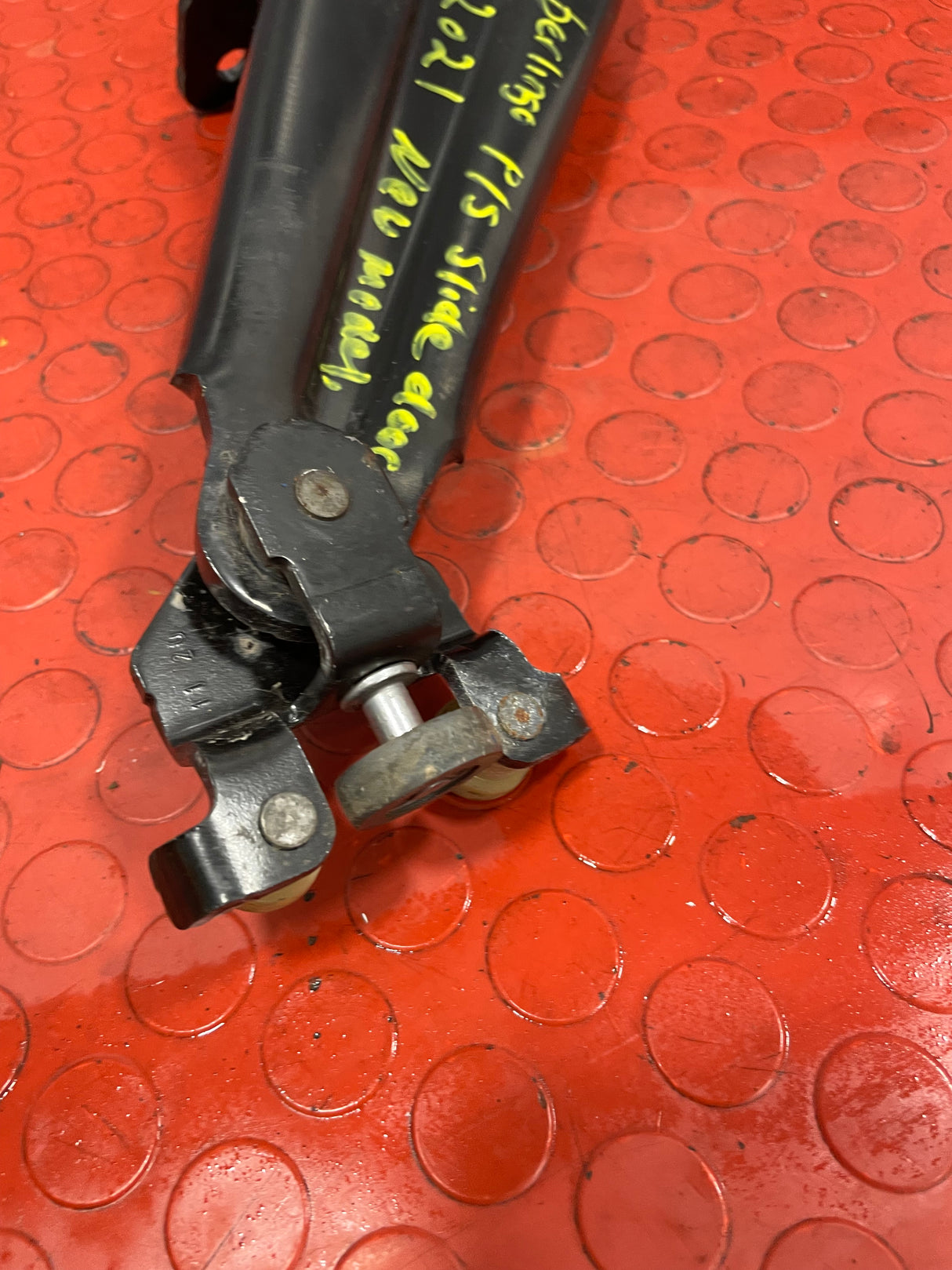 Citroen Berlingo/Peugeot Partner/Vauxhall Combo/Toyota Proace City SLIDING DOOR RUNNER HINGE Passenger's Side P/N 9816965980