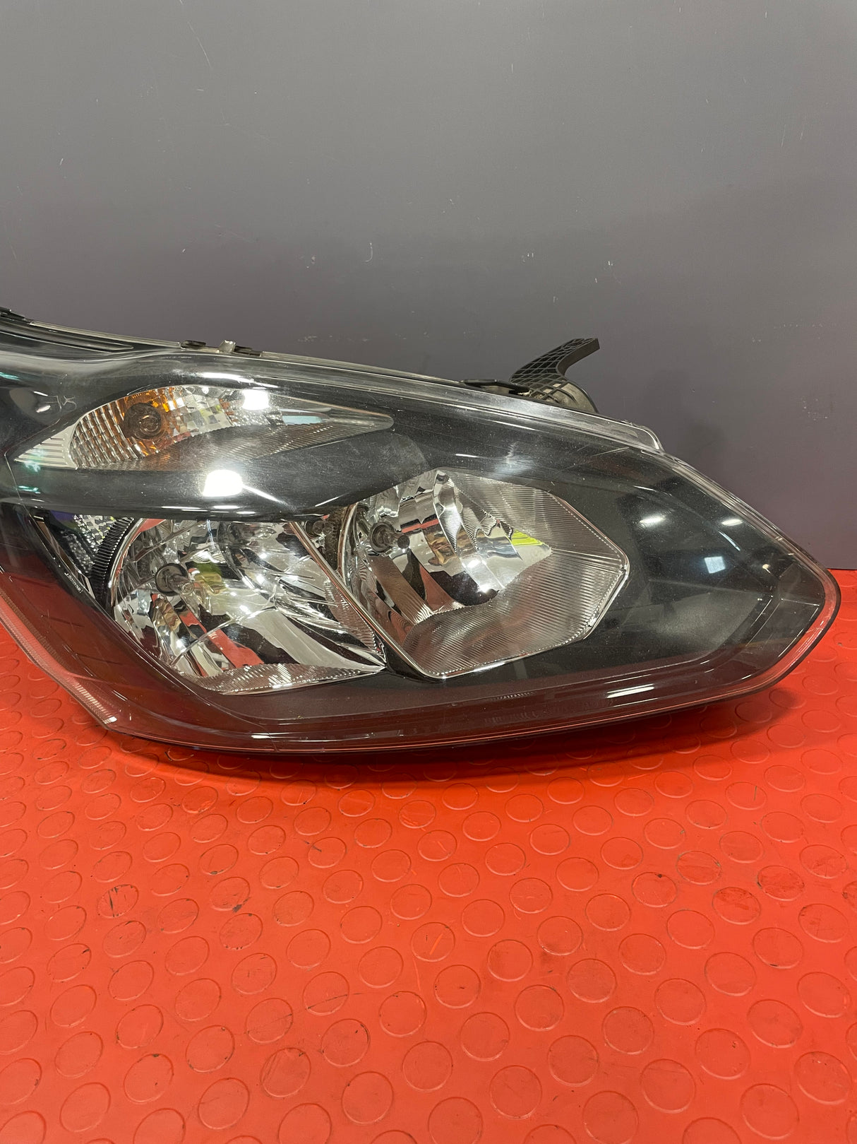Ford Transit Custom HEADLIGHT DRIVER SIDE RH (BLACK INTERIOR) (DAMAGE MOUNTING POINT) 2015 P/N BK2113W029B