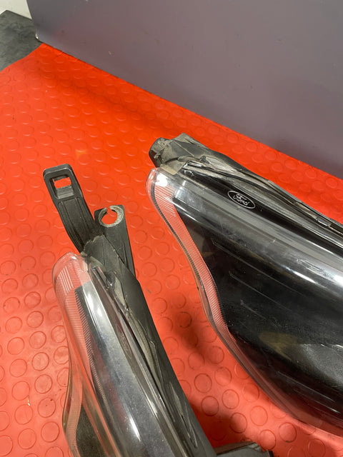 Ford Transit Custom HEADLIGHT DRIVER SIDE RH (BLACK INTERIOR) DAMAGE MOUNTING POINT 2015 P/N BK2113W029B