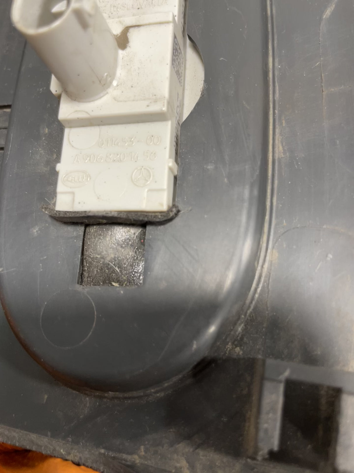 Mercedes Sprinter SIDE MARKER LIGHT/CLEARANCE LIGHT Damaged see pictures P/N A9068201456